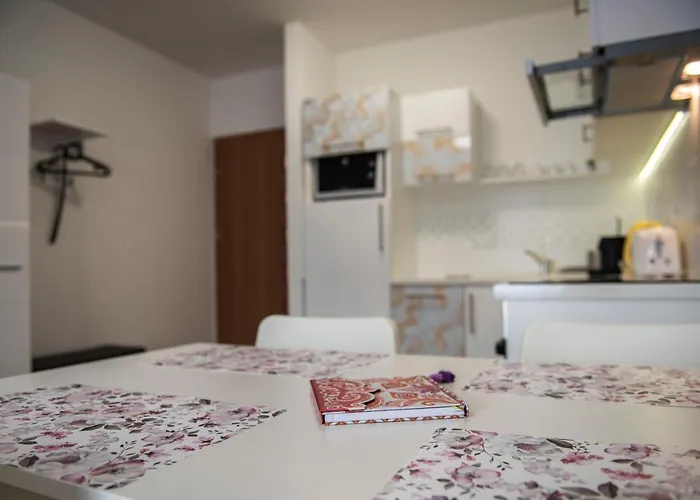 Cute Apartman- Free Parking דירה